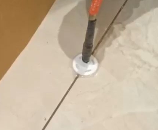 运城瓷砖空鼓维修公司专业解答瓷砖在铺贴过程中，如果没有涂抹均匀到位的粘结材料（如水泥砂浆或瓷砖胶），可能会导致以下问题