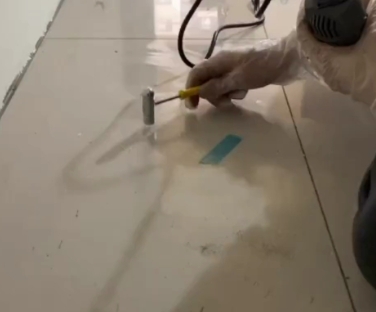 运城瓷砖开裂维修公司专业分享瓷砖在铺贴前如果没有沥干水分，将会导致以下问题